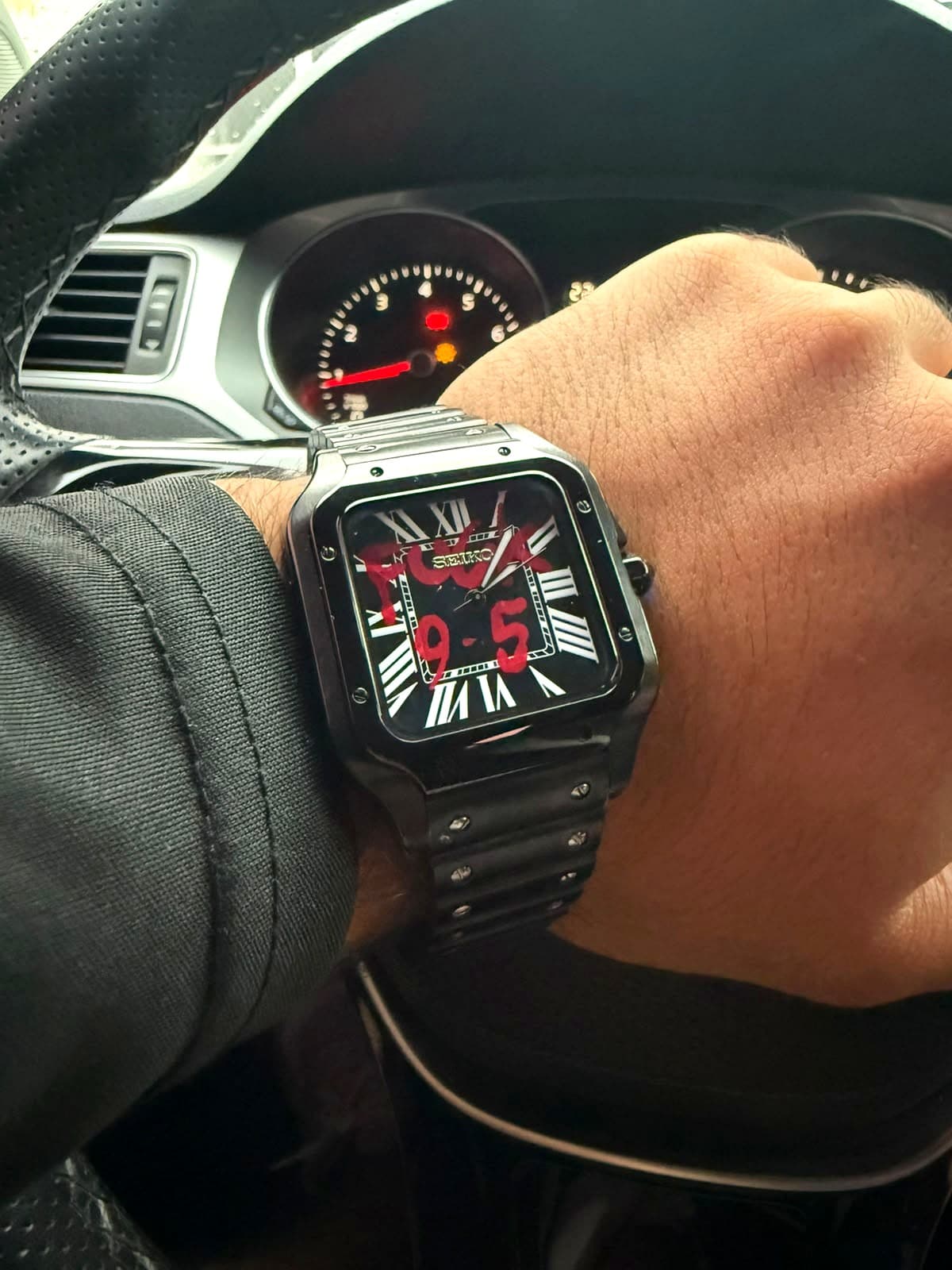 Cuadrado Negro Detalle Rojo